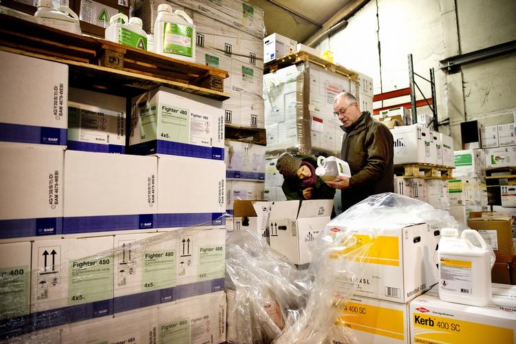 Kontrol. Det er Miljøstyrelsens kemikalieinspektion, der holder øje med forholdene hos forhandlerne. Her er kontrollør Stine McGuire og produktspecialist Stig Jeppesen i aktion tidligere i år. 