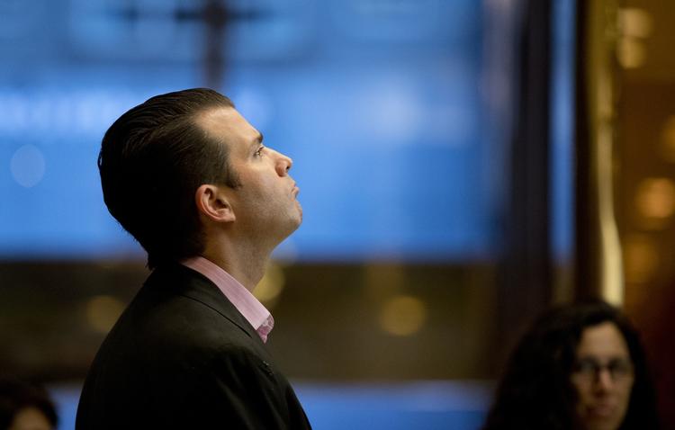 FAMILIE. Donald Trump Jr., den ældste søn af USA's næste præsident, venter på elevatoren i Trump Tower i New York. Trump-familien er dybt indblandet i magtkampene. 
