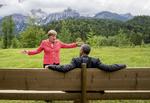 SÅ LANGT har vores venskab strakt sig. En engageret Angela Merkel forklarer til en afslappet Barack Obama ved G7-mødet i Bayern forrige sommer. 