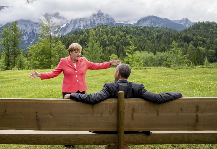 SÅ LANGT har vores venskab strakt sig. En engageret Angela Merkel forklarer til en afslappet Barack Obama ved G7-mødet i Bayern forrige sommer. 
