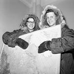 Fordækt. Officielt var Camp Century en forskningsstation. Til pr-formål blev den åbnet for offentligheden – herunder disse to 18-årige spejdere fra Danmark og USA, der i 1961 tilbragte fem måneder som forskningsassistenter og her viser, hvor de befinder sig på kortet. Arkivfoto: Hans von Nolde/AP 