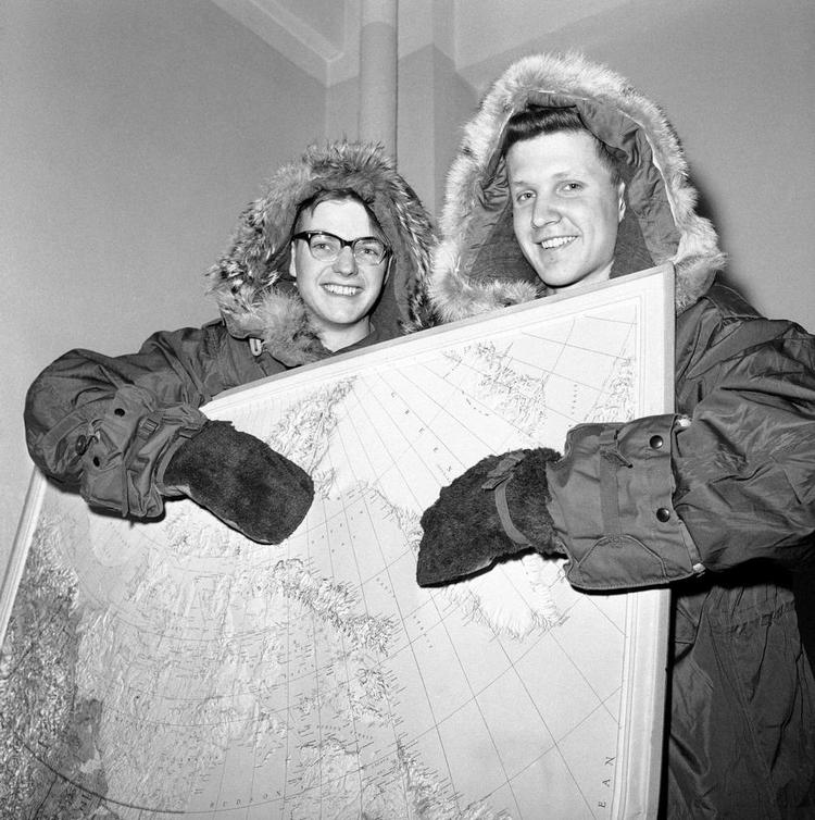 Fordækt. Officielt var Camp Century en forskningsstation. Til pr-formål blev den åbnet for offentligheden – herunder disse to 18-årige spejdere fra Danmark og USA, der i 1961 tilbragte fem måneder som forskningsassistenter og her viser, hvor de befinder sig på kortet. Arkivfoto: Hans von Nolde/AP 