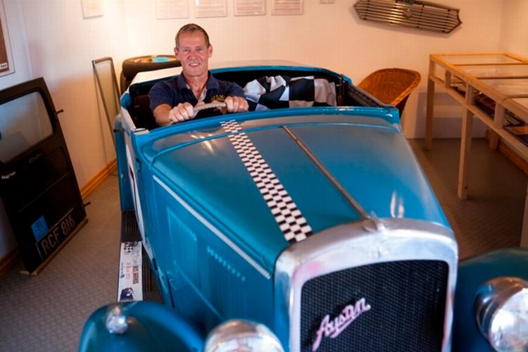 LIVSVÆRK. Stefan Wolffbrandt har samlet på biler af mærket Austin i 32 år. Nu er de solgt. Her sidder han i en Austin 10 fra 1932. 