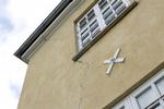 Ejerskifte. Der kan være stor forskel på priserne på ejerskifteforsikring. Torsdag måtte et af de billige selskaber, Husejernes Forsikring, give op. 