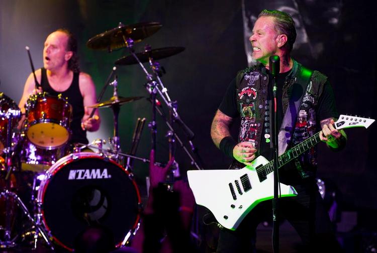 kaosguder. Lars Ulrich og James Hetfield har genopfundet ungdommens barske udtryk på Metallicas stenhårde comeback 'Hardwired...To self-Destruct'. 