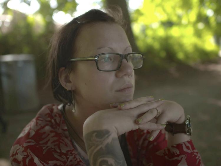 Åben. Zahra Berthelsen har hidtil været anonymiseret, men i TV 2's dokumentar har hun valgt at stå frem med navn og ansigt. 