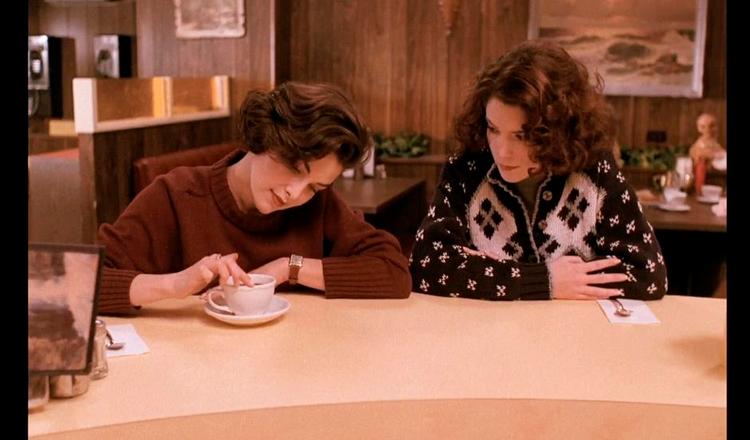 venner? Audreys pegefinger kører rundt om kaffekoppens kant. Hun spørger Donna, om hun kan lide kaffe. Donna svarer: »Yeah, with cream and sugar«. 