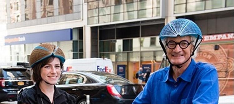 VINDER. Opfinderen James Dyson med den hjelm, der nu hædres med hans pris for banebrydende nyt industrielt design. 