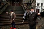 Kim fortæller lystigt om historiske anekdoter på sin rundvisning rundt på Vesterbro. Foto: Jens Dresling 