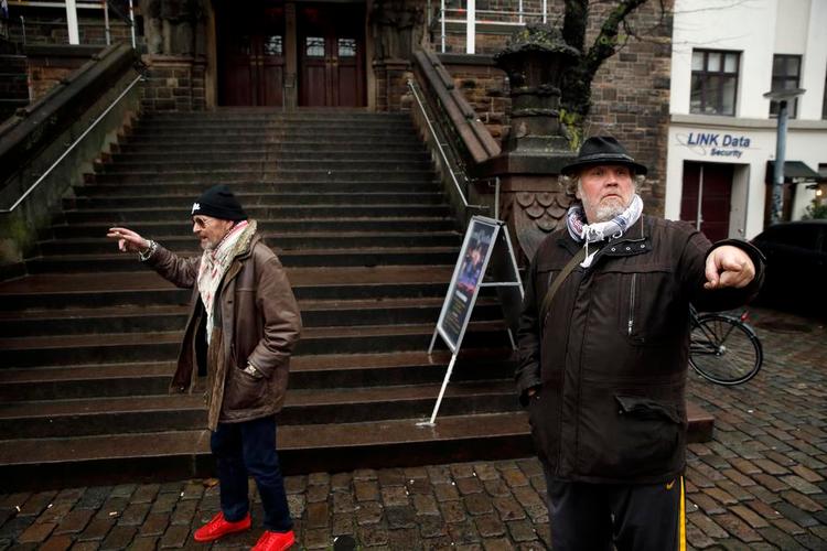Kim fortæller lystigt om historiske anekdoter på sin rundvisning rundt på Vesterbro. Foto: Jens Dresling 