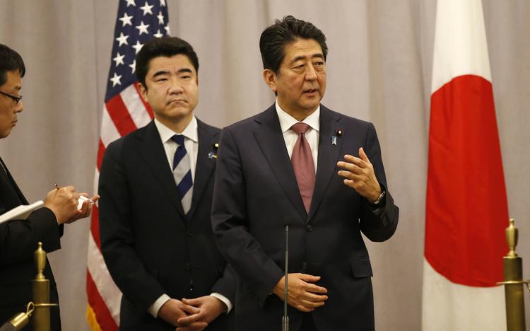 eftersnak. Shinzo Abe (th.) taler med pressen efter sit møde med Donald Trump. 