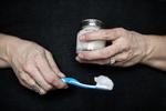 HJEMMELAVET. Økologisk kokosolie, natron og pebermynteolie og wupti så har Pia Birk lavet sin egetn fluorfri tandpasta. 
