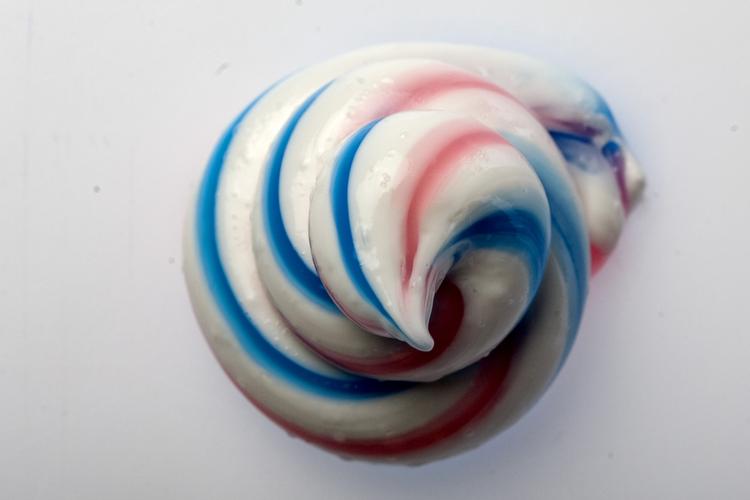 Fluor er et giftigt grundstof. Men der er slet ikke fluor i fluortandpasta. Måske er det navneforviringen, der gør, at mange danskere er bekymrede over fluoren i vores tandpasta, og derfor selv laver det? 