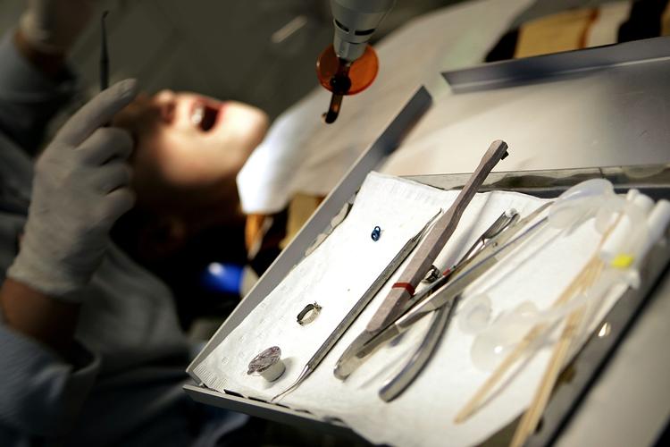 huller? Tandlægerne understreger, at fluortandpasta er den væsentligste årsag til, at færre i dag har huller. 