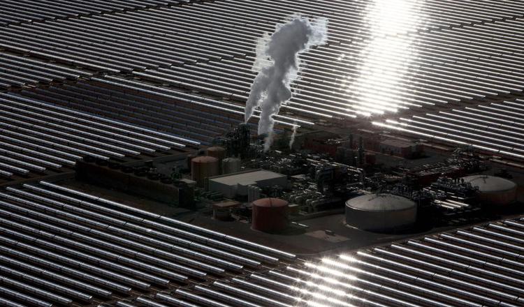 Energi. Solen spejler sig i anlægget ved Ouarzazate i Marokko, et af verdens største solcelleanlæg. 