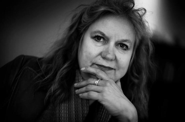 Landsbykvinder. Det er kvinderne, der tager slæbet og samler op efter mændene, og det beskriver Maria Helleberg fint i sin roman. Foto: Jan Grarup 