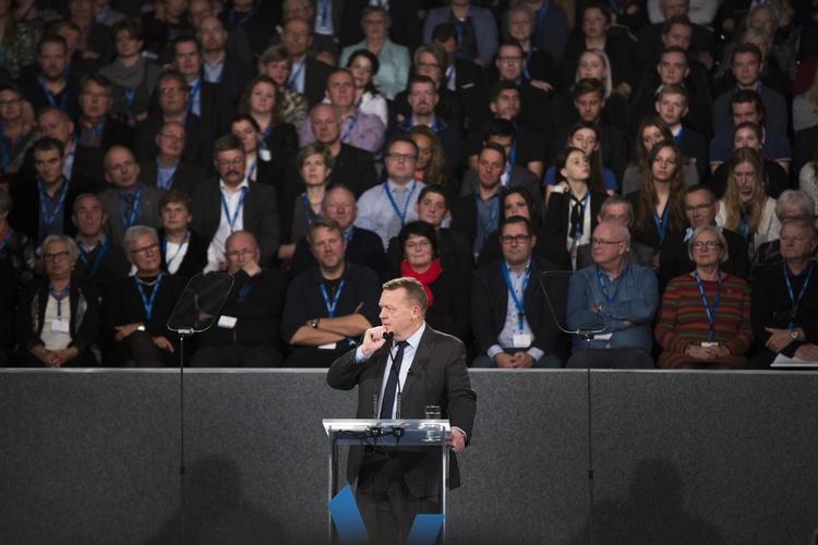 indbydelse. Lars Løkke Rasmussen på Venstres landsmøde, hvor han bekendtgjorde, at han vil invitere Liberal Alliance og Konservative indenfor i regeringen. 