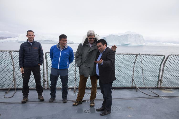 Vennesælt. Så sent som i juni var der høflige ord mellem udenrigsministrene Kristian Jensen (tv.) og Vittus Qujaukitsoq (th.). Her flankerer de Grønlands landsstyreformand, Kim Kielsen, og deres amerikanske kollega, John Kerry, under et besøg i Ilulissat. Nu er tonen langt køligere. 