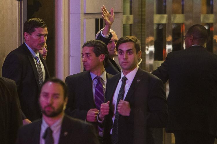 OPRØR Kommende vice-præsident, Mike Pence (øverst midtfor) forlader Richard Rodgers-teateret, efter at være blevet buhet ud fra forestillingen 'Hamilton' i New York. 