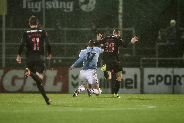Ud. Der var kontakt mellem den udviste FCM'er Andre Rømer og hjemmeholdets Mikael Uhre. 