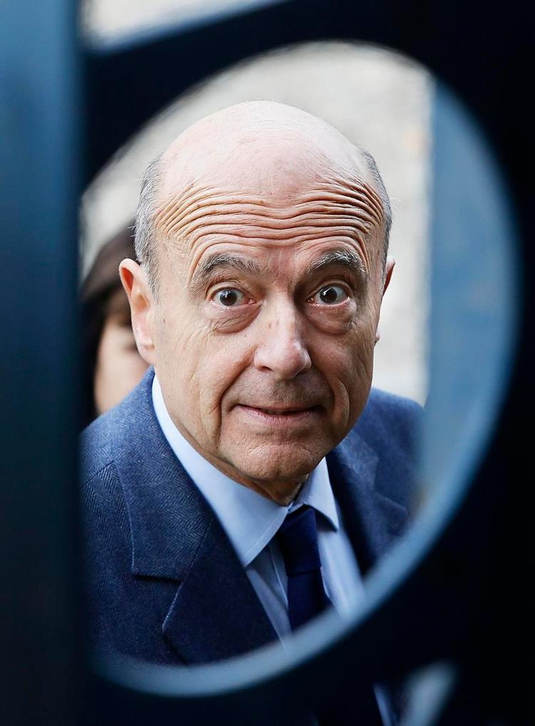 GENNEM NÅLEØJET. Omkring fire millioner vælgere i de borgerlige partiers primærvalg sendte favoritten Alain Juppé ned på andenpladsen efter tidligere premiereminister François Fillon. Juppé og Fillon er de sandsynlige finalister, og vinderen er favorit til at blive næste præsident. 