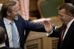 Forhandling. Mon ikke ordet 'topskat' bliver nævnt et par gang, når Anders Samuelsen og Lars Løkke Rasmussen mødes i dag på Marienborg for at tale om en trekløverregering bestående af V, K og LA? 