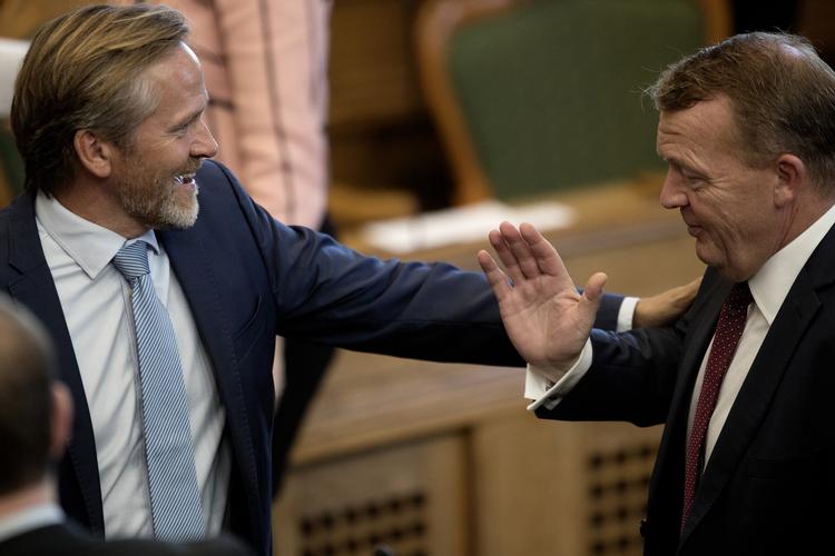 Forhandling. Mon ikke ordet 'topskat' bliver nævnt et par gang, når Anders Samuelsen og Lars Løkke Rasmussen mødes i dag på Marienborg for at tale om en trekløverregering bestående af V, K og LA? 