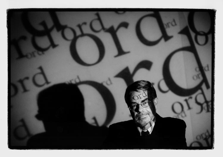 Sprog. Ved du hvad 'twagge' betyder? Eller hvordan man bruger ordet 'dåseløver'? Jørn Lund har ffået 24 unge til at skrive en masse moderne ord ned. Er du over 50 år gammel og kender dem alle, er der en præmie på højkant hos sprogprofessor Jørn Lund. Arkivfoto: Thomas Borberg 