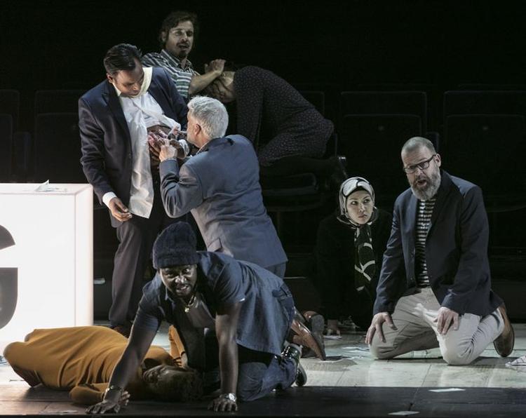 Råt. Når de æder i Mahagonny, er det hinanden de æder. 