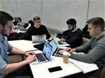 PAUSESNAK. Andreas Juhl Jakobsen (tv), Viktor Gabel (m) og Oskar Nørrung (th) er ikke i tvivl om, at LA's kursskifte og jagt på ministerposter er positivt - på den lange bane. 