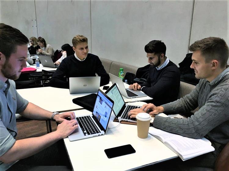 PAUSESNAK. Andreas Juhl Jakobsen (tv), Viktor Gabel (m) og Oskar Nørrung (th) er ikke i tvivl om, at LA's kursskifte og jagt på ministerposter er positivt - på den lange bane. 