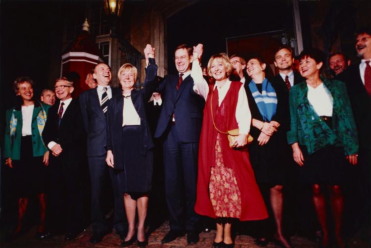 Trekløver. Poul Nyrup præsenterer sin anden regering i 1994 flankeret af Centrumdemokraternes Mimi Jakobsen og Marianne Jelved. Kristeligt Folkeparti var sendt ud af regeringen. 