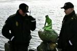 Den lille havfrue måtte lægge krop til en overmaling og lidt slagord i forbindelse med kvindernes kampdag i dag. Hun fik også en dildo i hånden, men den er nu fjernet af ordensmagten. - Foto: Thomas Borberg Borberg Thomas