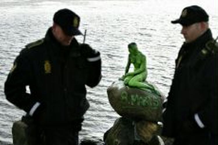Den lille havfrue måtte lægge krop til en overmaling og lidt slagord i forbindelse med kvindernes kampdag i dag. Hun fik også en dildo i hånden, men den er nu fjernet af ordensmagten. - Foto: Thomas Borberg Borberg Thomas