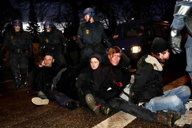 En stribe anholdte venter på at blive kørt væk fra Nørrebrogade. 