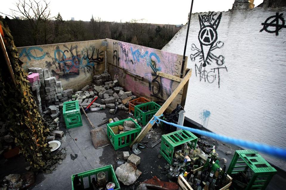 Politiet gav pressen et kig indenfor i Ungdomshuset efter rydningen. 