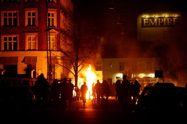 Efter sidste weekends uroligheder i København afviser politiet udenlandske aktivister ved grænsen til Danmark. 