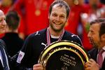 Med en gennemsnitlig redningsprocent på 40 i otte kampe fortjente Kasper Hvidt at blive fotograferet med EM-trofæet i Lillehammer i 2008. På det tidspunkt havde fyren fra Frederiksberg status som verdens bedste målmand. 