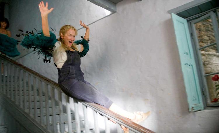 Meryl Streep synger og danser stift, korrekt og uden sexet lystighed i den mislykkede 'Mamma Mia!'. 