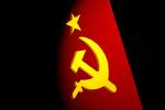»Hvori består ligheden mellem EUs blå flag med gule stjerner og den kommunistiske røde fane med hammer og segl?« Thomas Borberg/POLFOTO