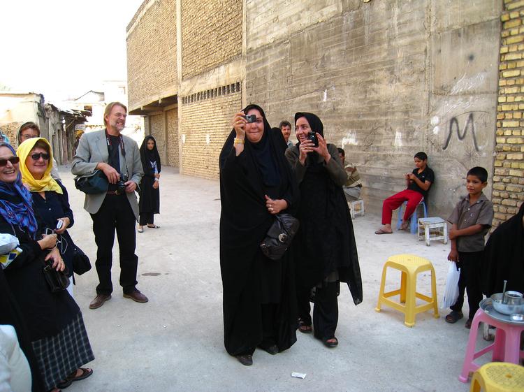 Mødet med lokalbefolkningen er den største oplevelse for mange under et besøg i Iran, for iranerne er ikke så forskellige fra os.  Foto: Poul Husted