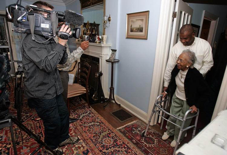 Ann Nixon Cooper på vej for at stemme på Obama i slutningen af oktober 2008. CNN's indslag fra begivenheden satte gang i en række begivenheder. JOHN BAZEMORE/AP