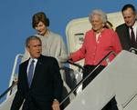 Barbara Bush har løbende været omtalt som Bush-familiens samlingspunkt. Her ses hun sammen med sin mand - den første præsident Bush - og hendes søn - den anden præsident Bush. DONNA MCWILLIAM/AP