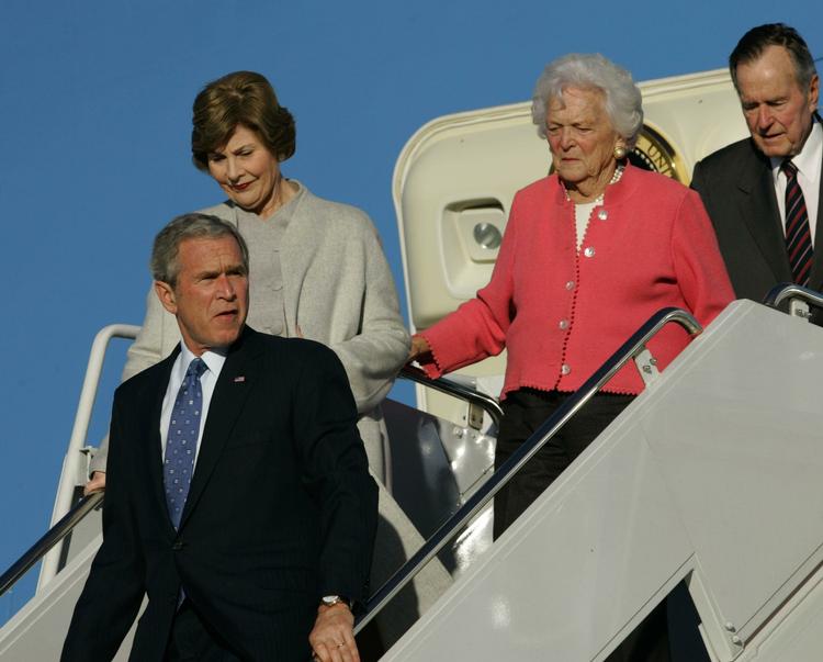 Barbara Bush har løbende været omtalt som Bush-familiens samlingspunkt. Her ses hun sammen med sin mand - den første præsident Bush - og hendes søn - den anden præsident Bush. DONNA MCWILLIAM/AP
