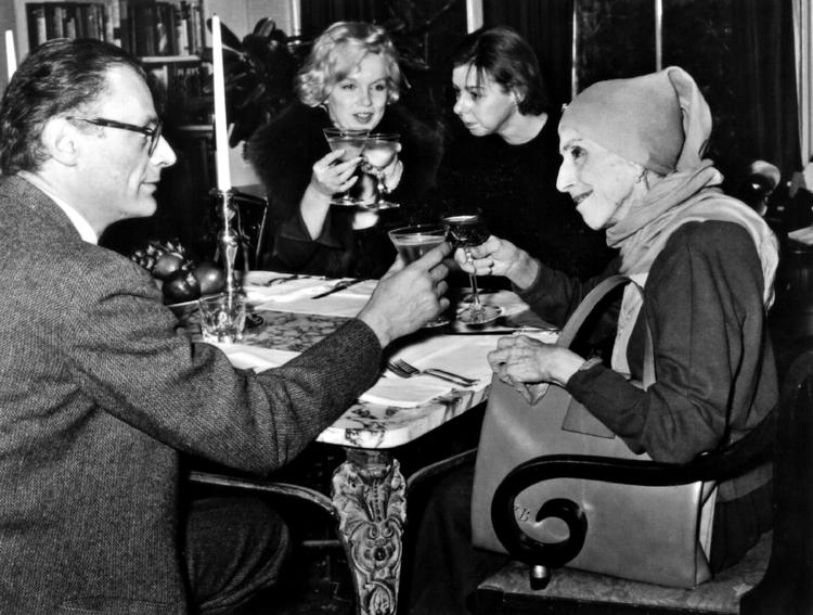 Christian Braad Thomsen finansierede selv udsendelsen af sin film 'Karen Blixen - Storyteller' på dvd, hvilket han finder  absurd: »For mig er 20.000 mange penge, men for Filminstituttet er det peanuts«, siger han. Her ses Karen Blixen i USA i 1959 med Marilyn Monroe og forfatterkollegerne Arthur Miller og Carson McCullers. Arkivfoto: Polfoto 