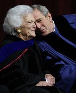 Barbara Bush fotograferet i december sammen med sin søn, USA's daværende præsident, George W. Bush. DAVID J. PHILLIP/AP