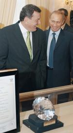 Diamanter holder for evigt - ligesom venskaber. Vennerne Gerhard Schröder og Vladimir Putin hygger sig i denne uge i Ekaterinburg i Rusland. PANOV ALEXEI/Itar Tass