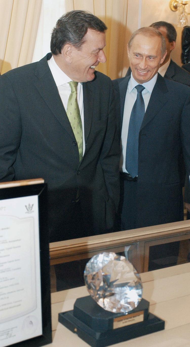 Diamanter holder for evigt - ligesom venskaber. Vennerne Gerhard Schröder og Vladimir Putin hygger sig i denne uge i Ekaterinburg i Rusland. PANOV ALEXEI/Itar Tass