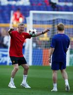 Den 67-årige manager Alex Ferguson har stadig lyst til fodbold og nye titler efter 23 år med Manchester United. Her ses han under gårsdagens træning i Rom. JON SUPER/AP