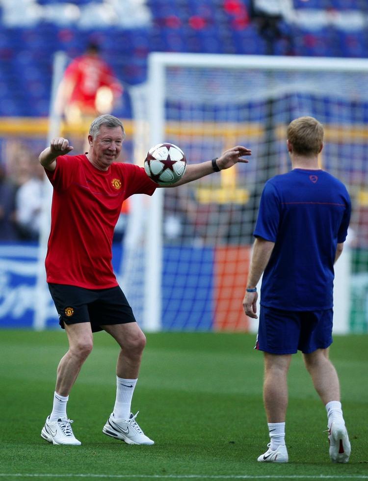 Den 67-årige manager Alex Ferguson har stadig lyst til fodbold og nye titler efter 23 år med Manchester United. Her ses han under gårsdagens træning i Rom. JON SUPER/AP